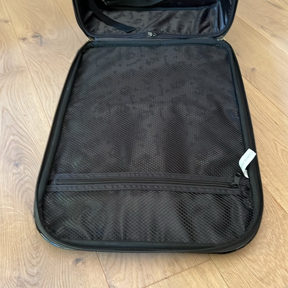 Fun Fun Betseyville Floral Rolling Suitcase - Picture 7 of 16